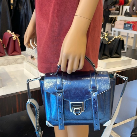 MICHAEL KORS
Manhattan Medium TH SCHOOL Crackled Metallic Leather SATCHEL
TEAL - Picture 4 of 16